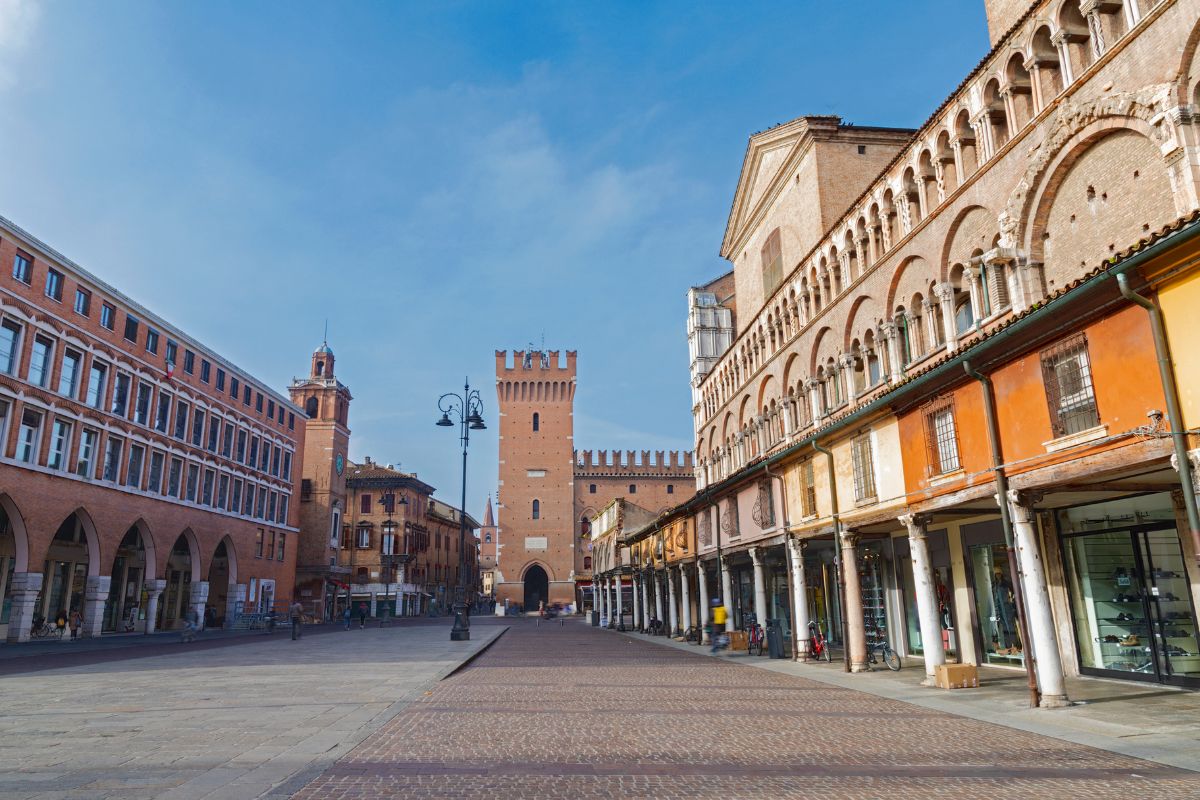 Praça Trento e Trieste rodeada por construções históricas em Ferrara