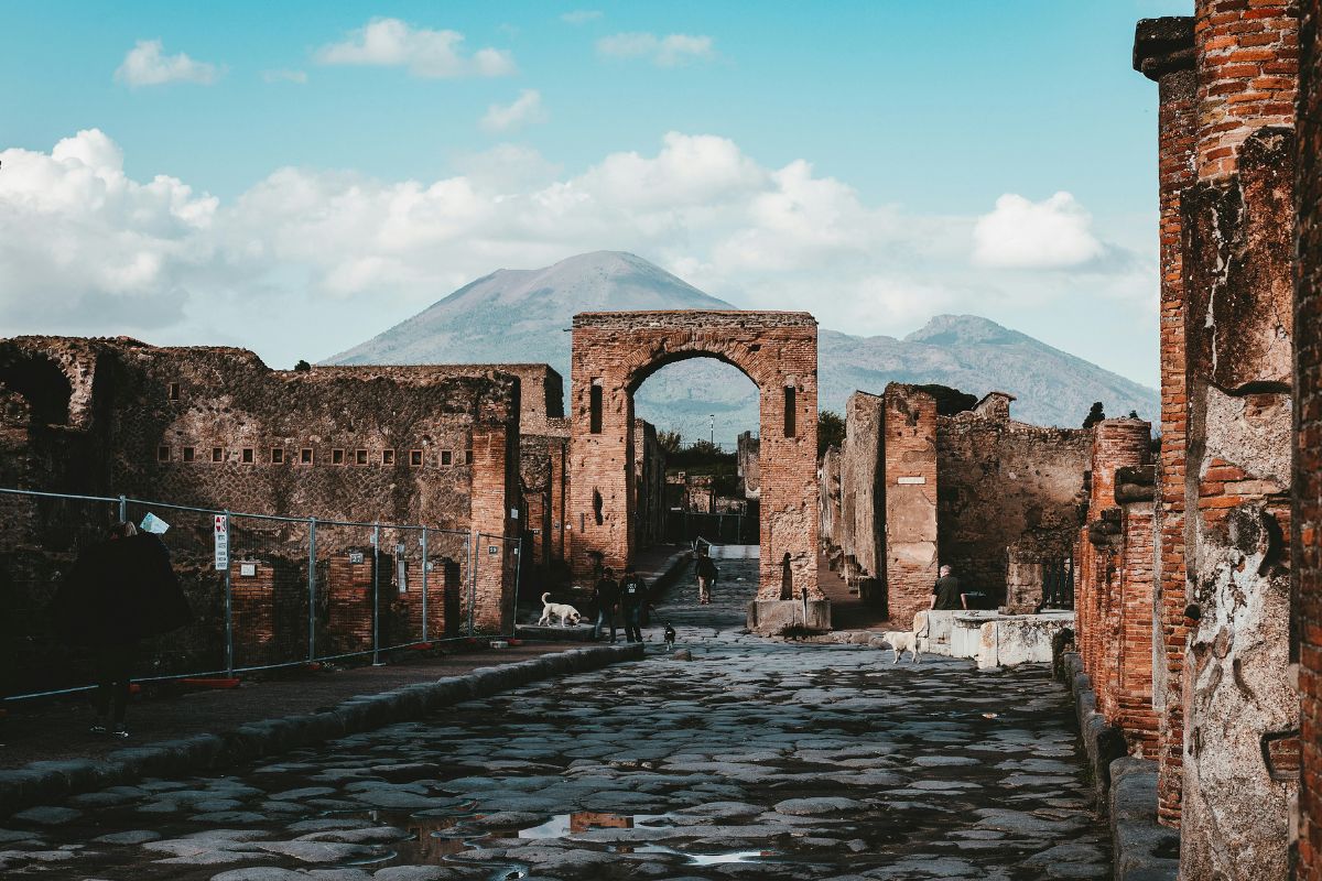 Ruínas de Pompeia com vulcão Vesúvio a trás, na Itália