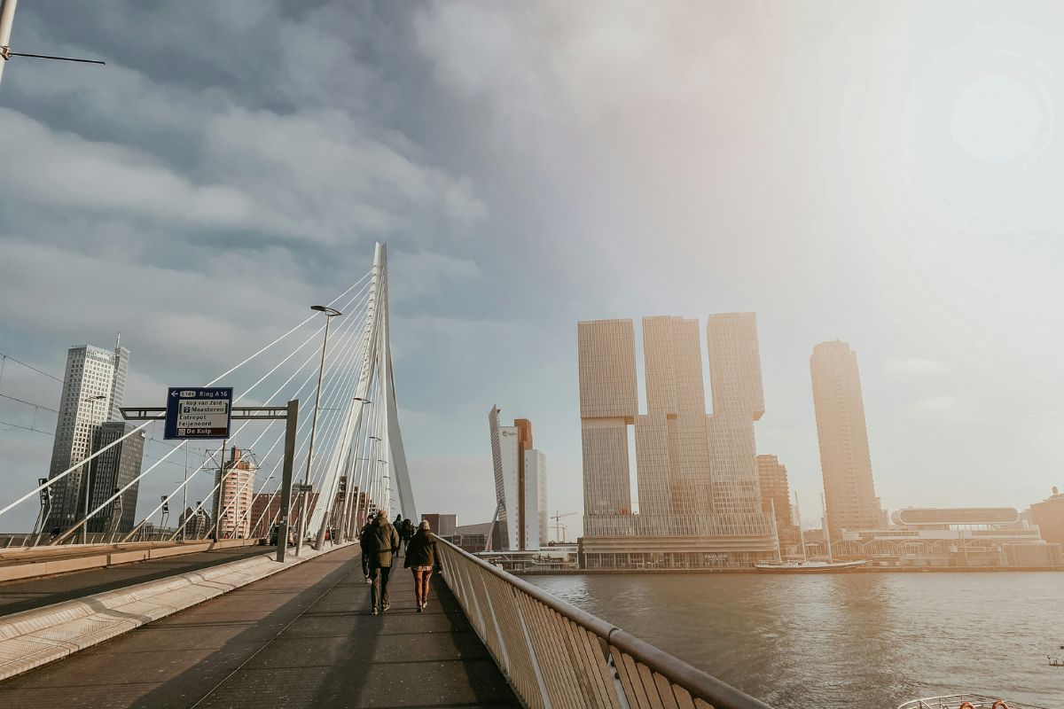 Pessoas caminhando na ponte de Rotterdam