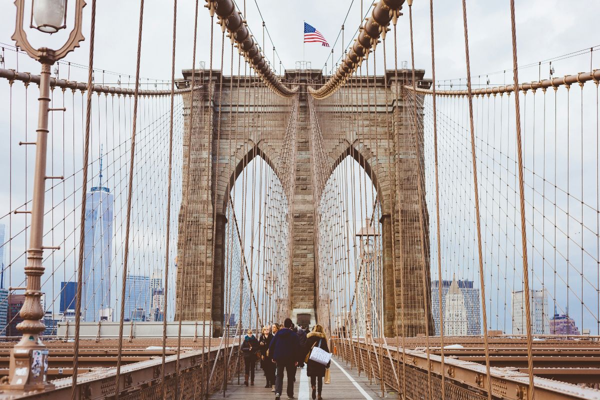 Pessoas caminhando na Ponte do Brooklyn, Nova York