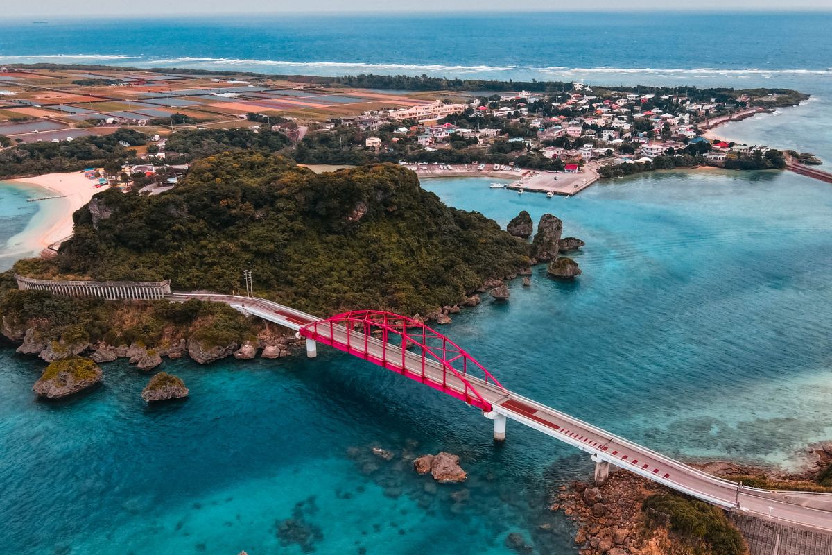 Imagem aérea de uma ponte que liga ilhas de Okinawa