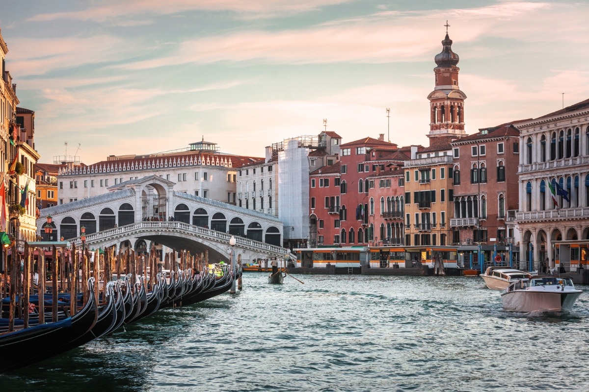 Ponte Rialto e Canal Grande em Veneza