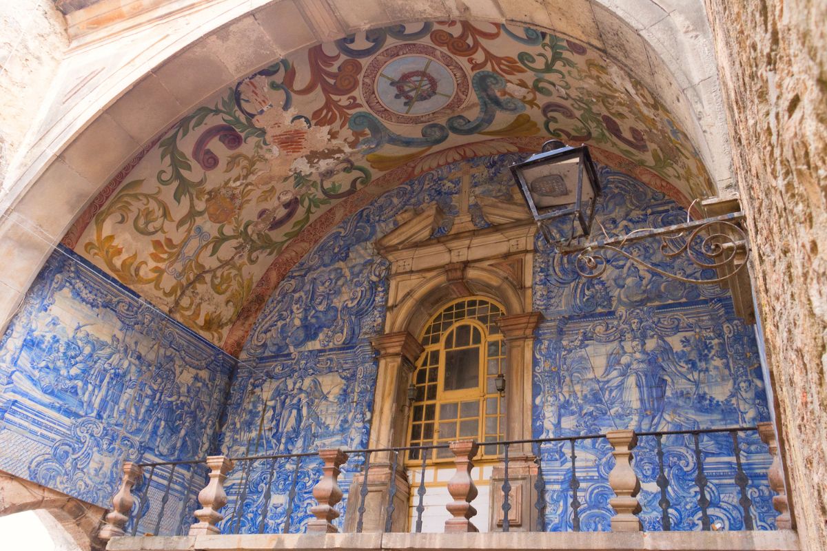 Oratório da Porta da Vila com azulejos portugueses