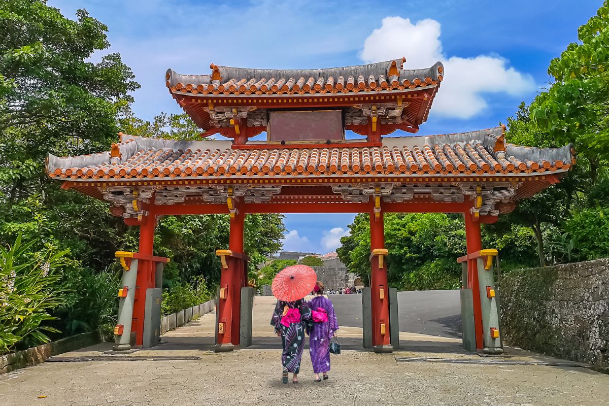 Portão do Castelo de Shuri com mulheres vestidas de kimono