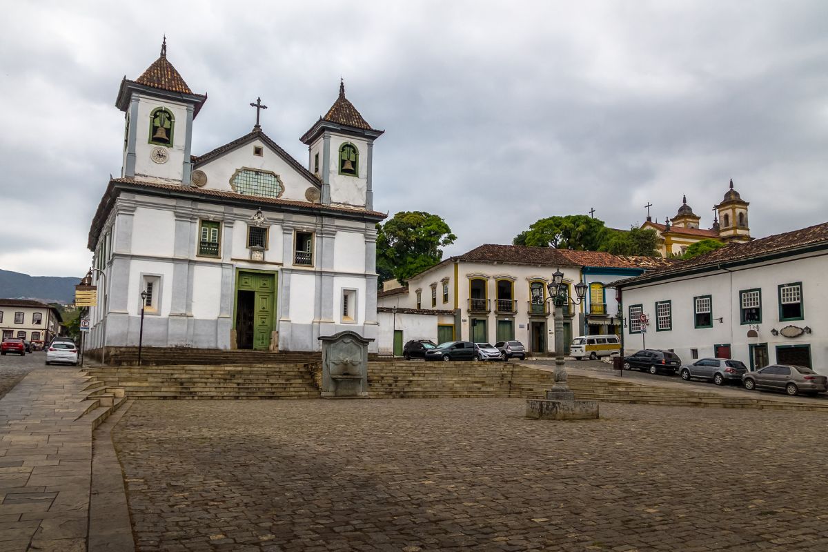 Praça da Sé de Mariana com igreja vista de frente