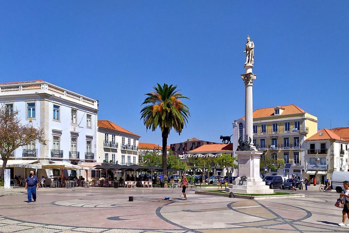 Praça de Bocage, Setúbal, com prédios históricos ao redor
