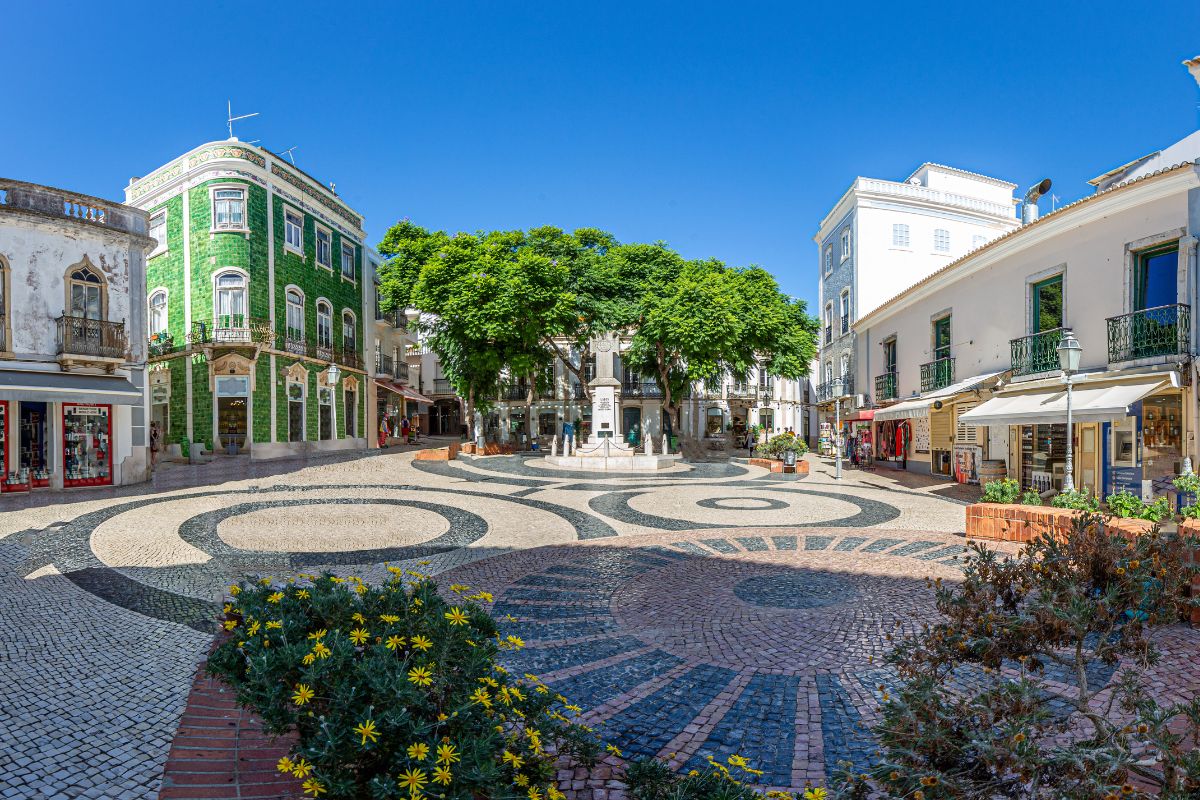 Praça do centro histórico de Lagos, Portugal