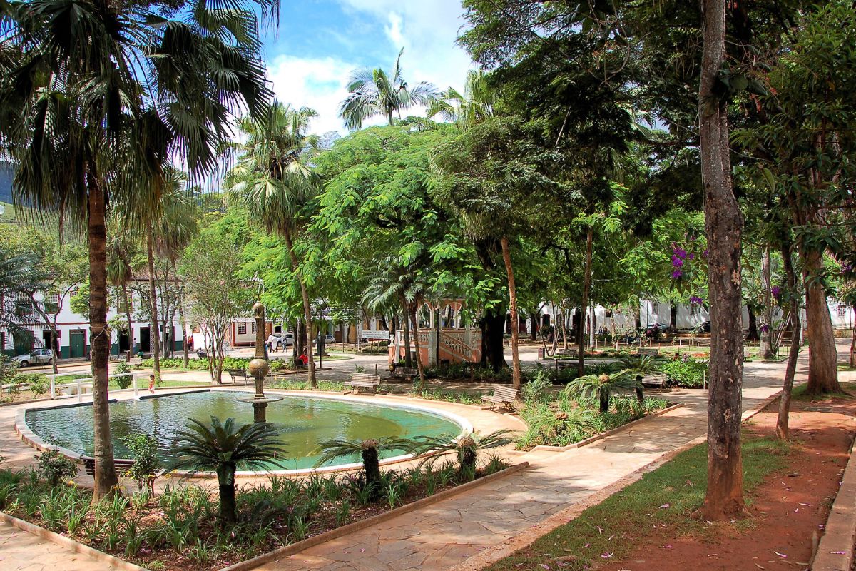 Lago artificial da arborizada Praça Gomes Freire