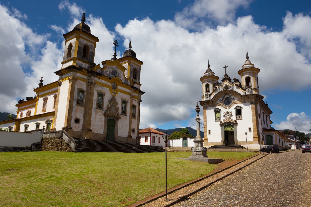 Praça Minas Gerais com fachada de duas igrejas barrocas