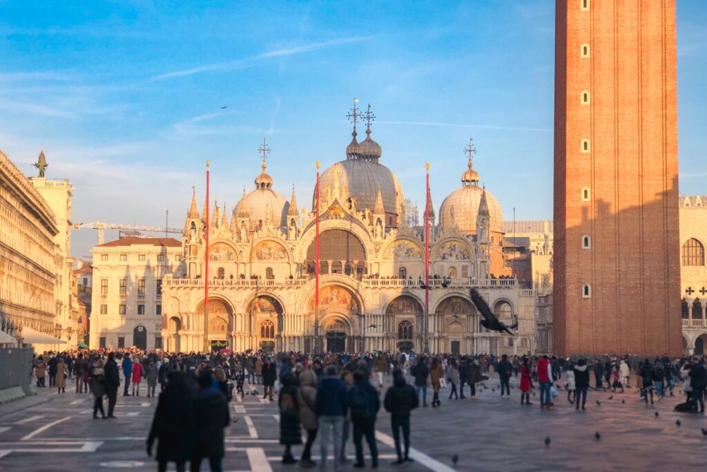 Praça San Marco, em Veneza, com a Basílica de San Marco e o Campanário