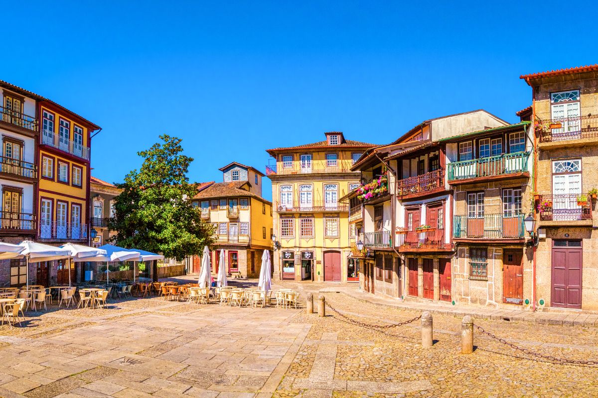 Ampla Praça de São Tiago, Guimarães, rodeada por casas antigas