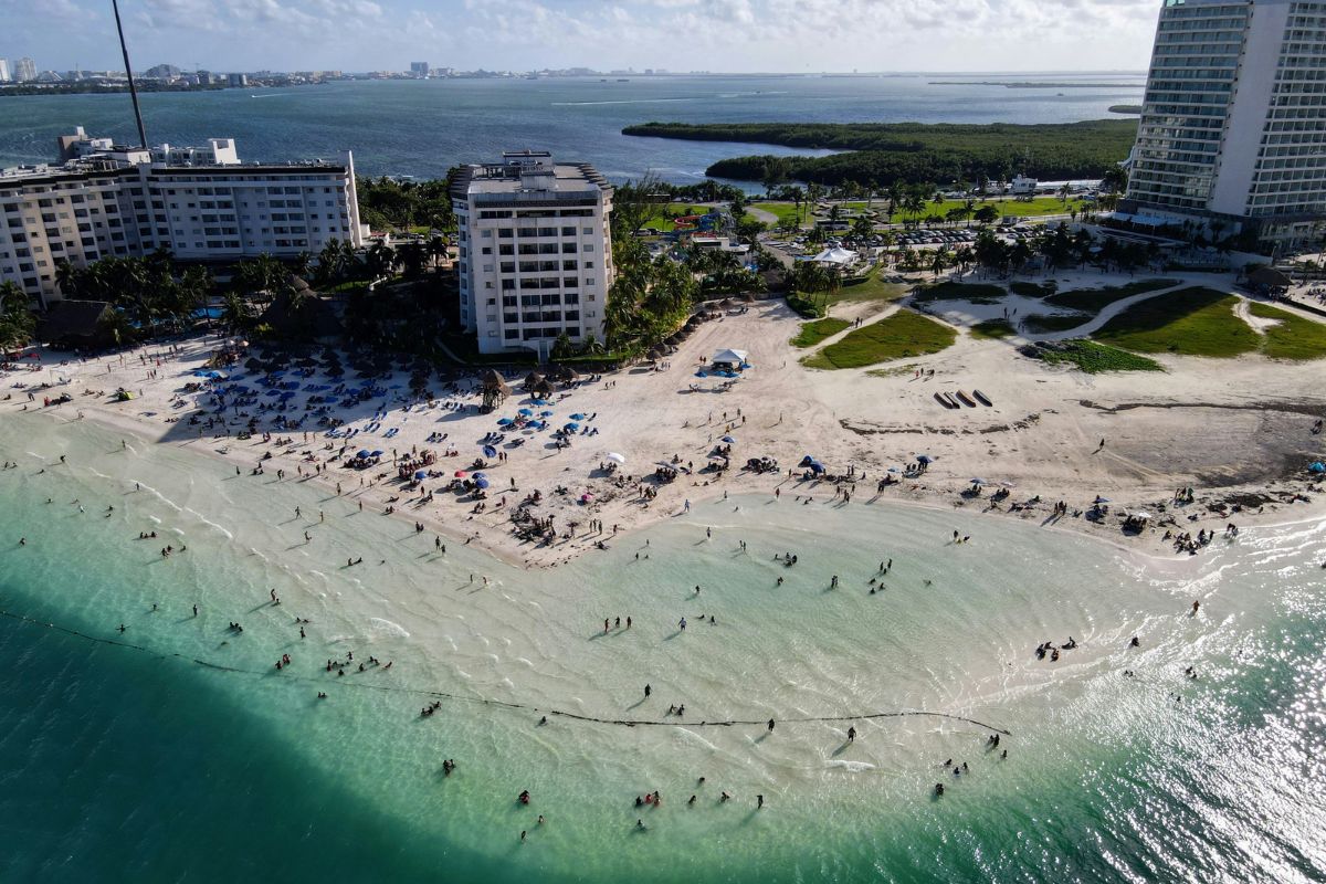 Imagem aérea de praia pública de Cancún