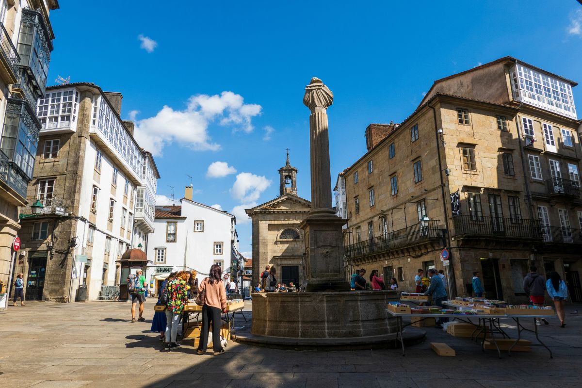 Turistas na Praça de Cervantes, em Santiago de Compostela