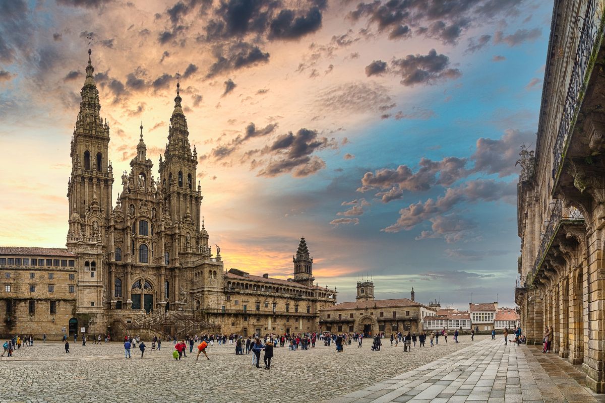 Amplo espaço da Praça do Obradoiro com pessoas circulando