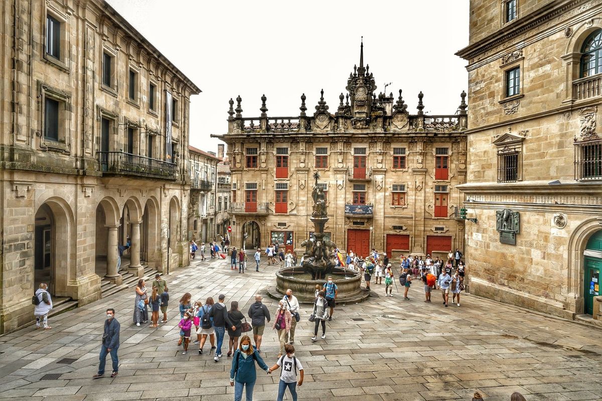 Pessoas na Praça das Praterias em Santiago de Compostela