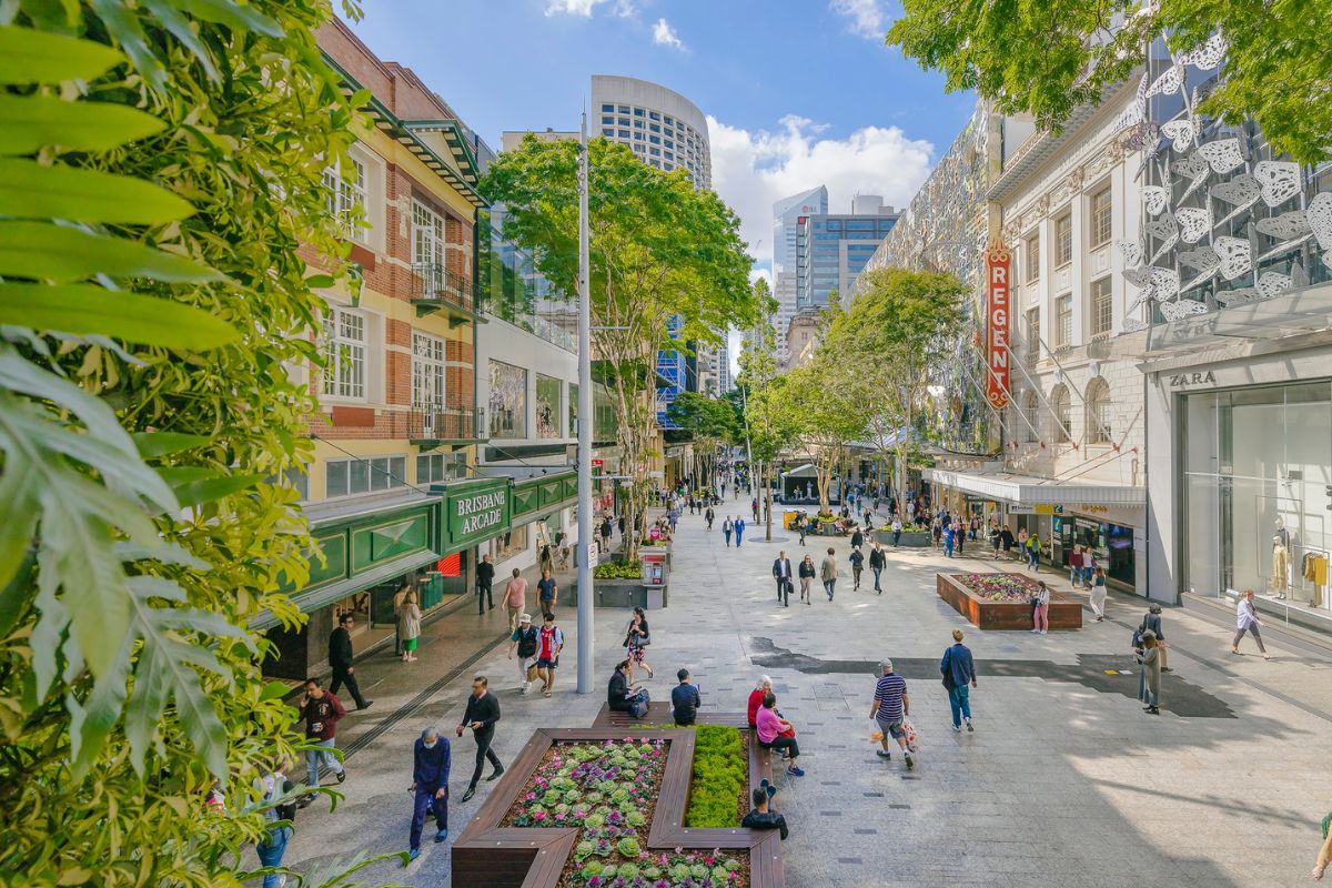 Pessoas caminhando na Queen Street