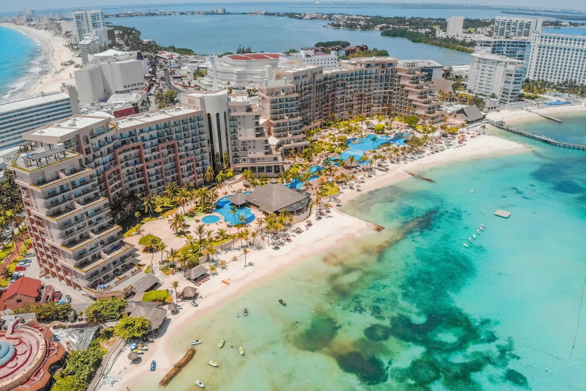 Imenso hotel all inclusive de Cancún com praia privada