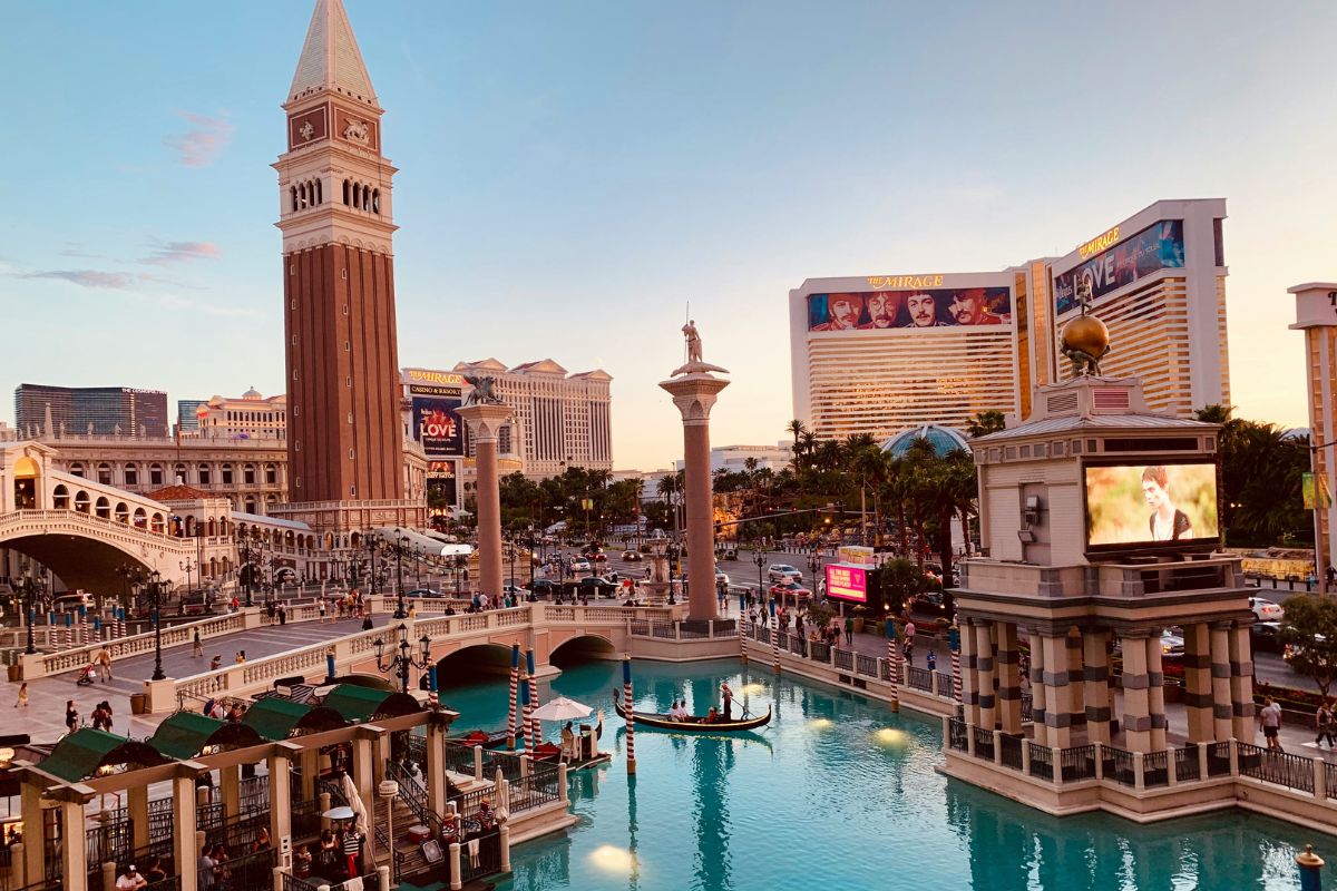Resort de Las Vegas com réplicas de monumentos de Veneza