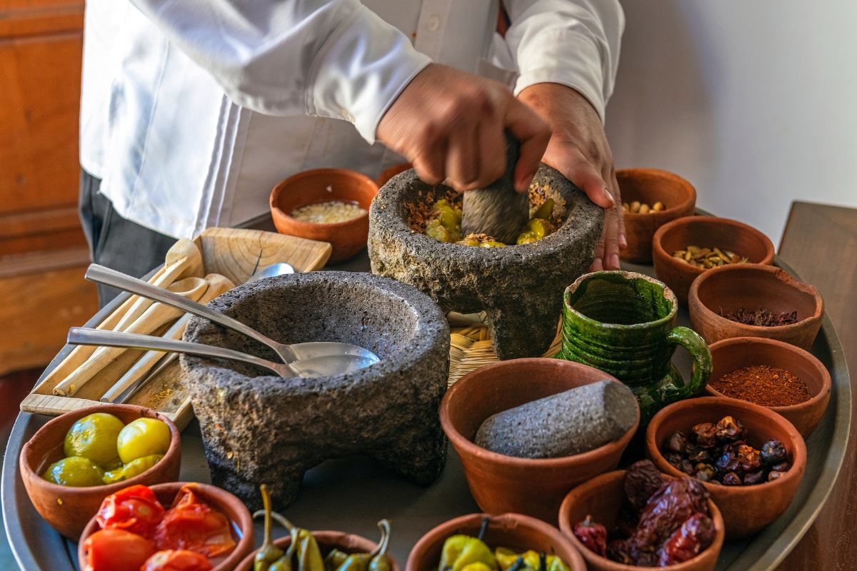 Chef preparando uma tradicional salsa mexicana