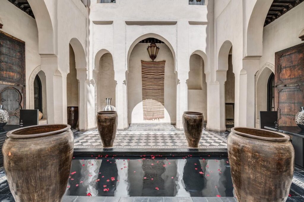 Pátio interno do luxuoso Riad Dar Darma, em Marrakech