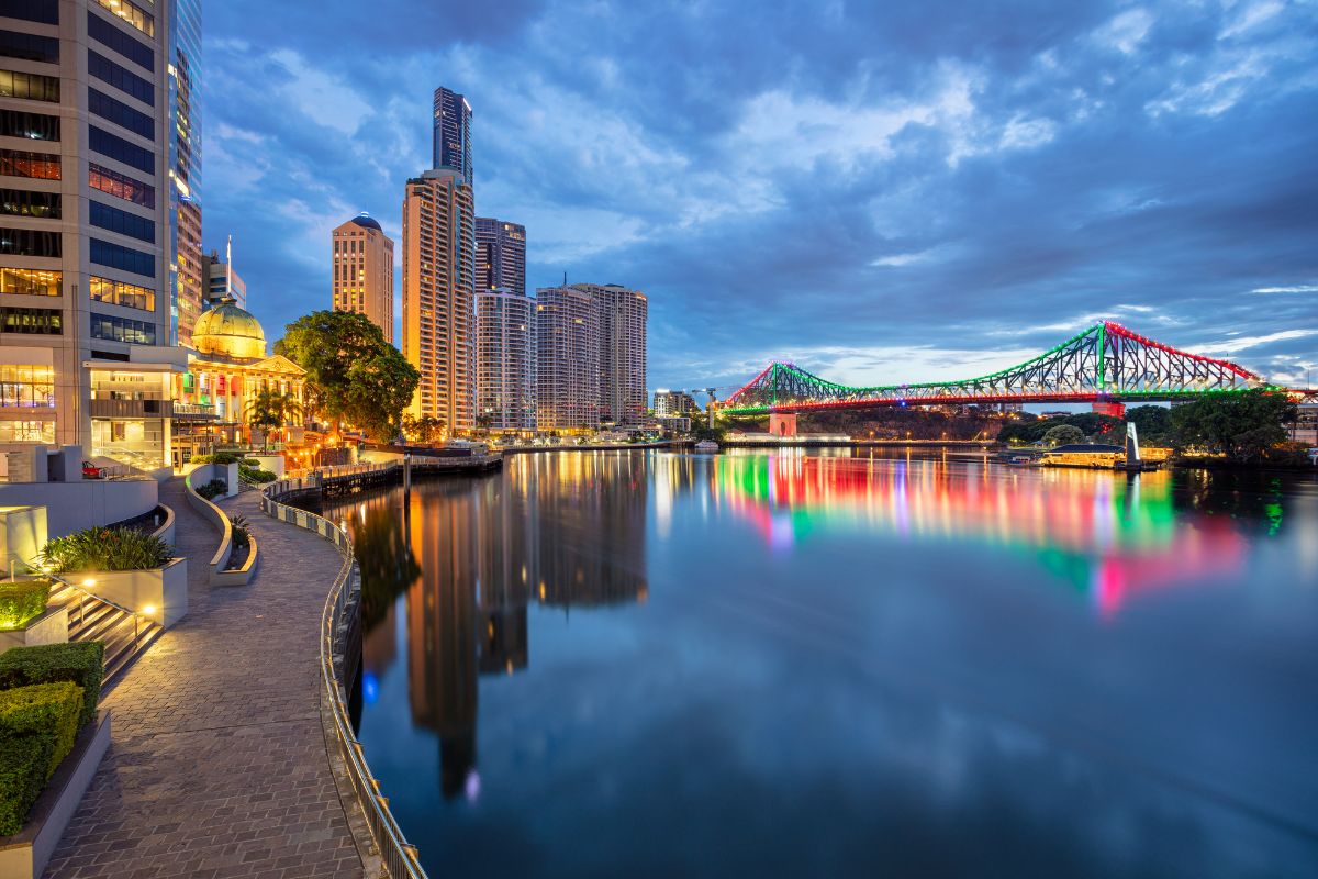 Calçadão para pedestres à beira do rio Brisbane