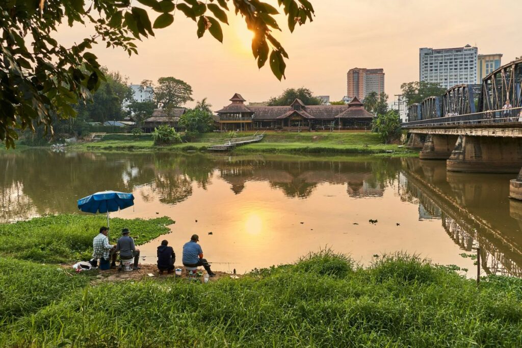 Margens do Rio Ping (Riverside) em Chiang Mai