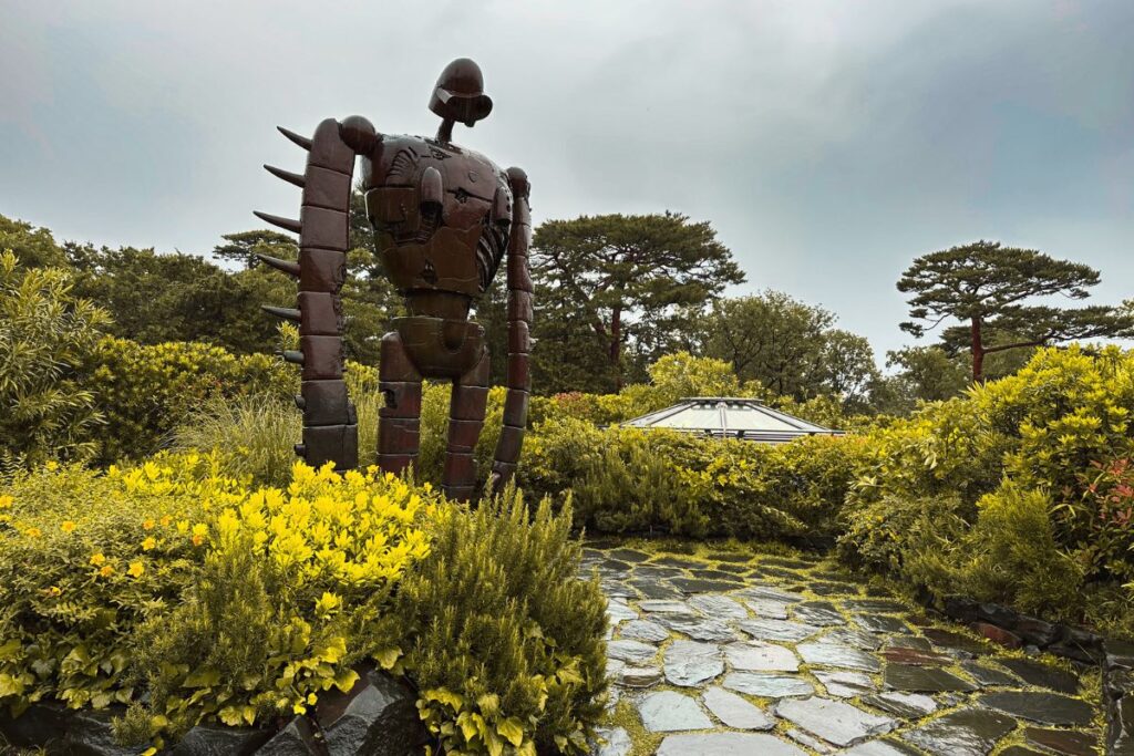 Robô de Laputa (O Castelo no Céu) no jardim do Museu Ghibli