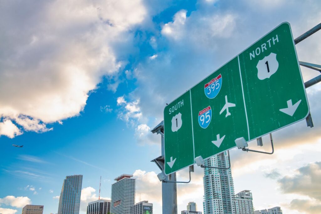 Rodovia próxima ao Aeroporto Internacional de Miami