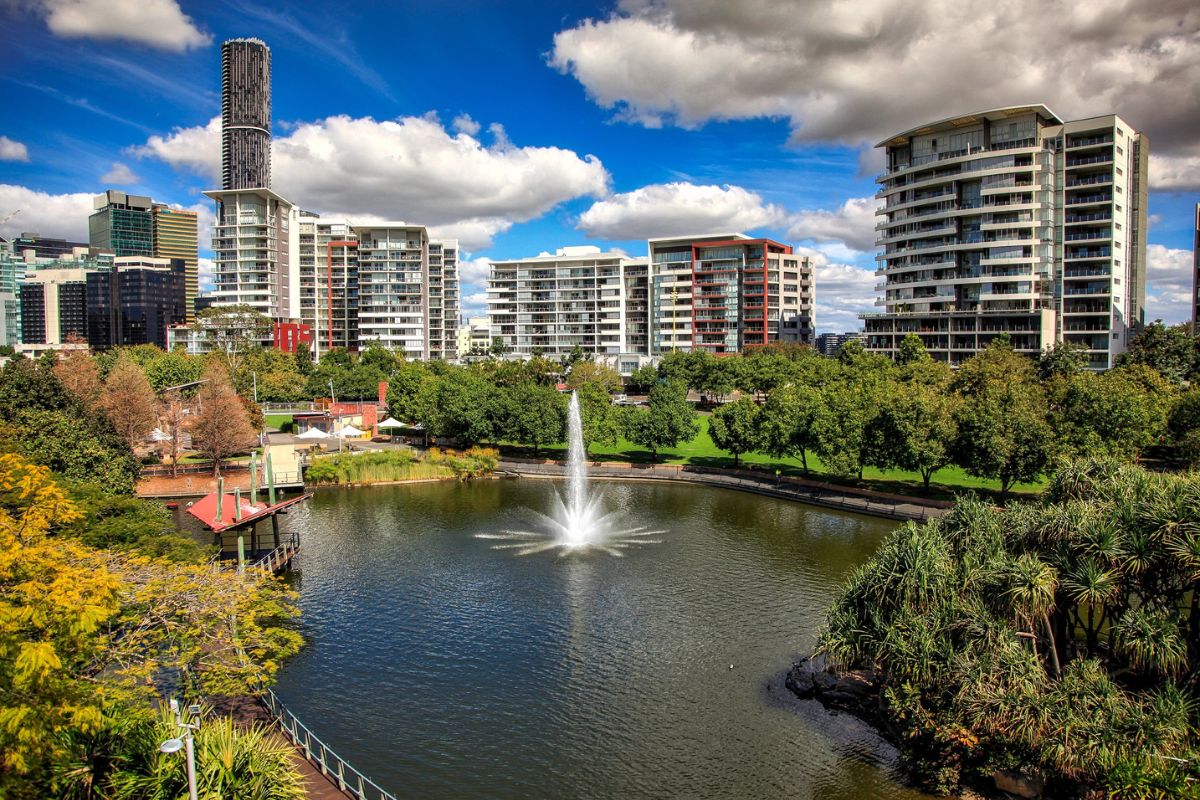 Lago do Roma Street Parkland, Brisbane, com prédios ao fundo