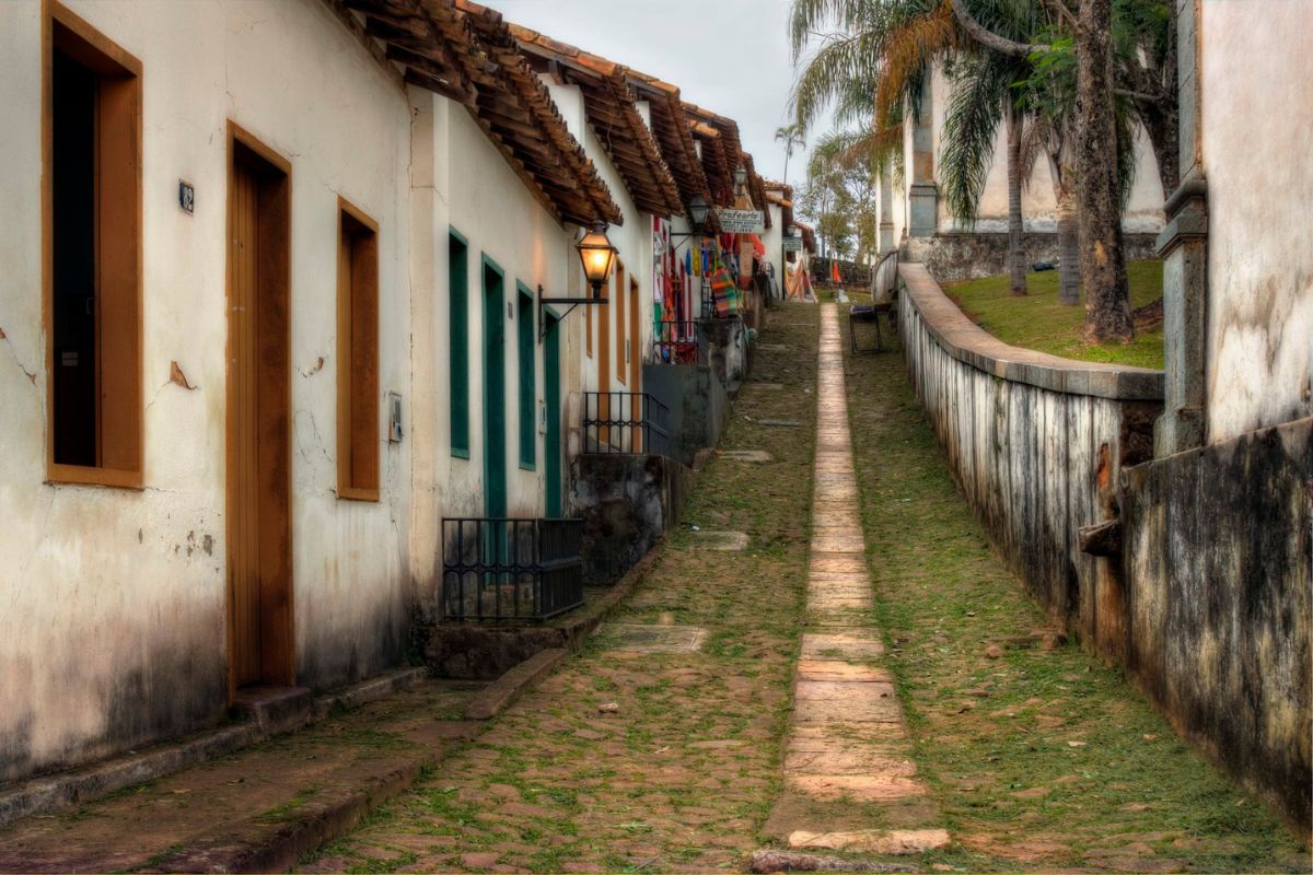 Beco dos Canudos com casas coloniais