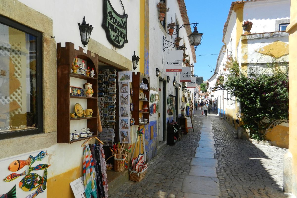 Rua comercial do centro de Óbidos com lojas