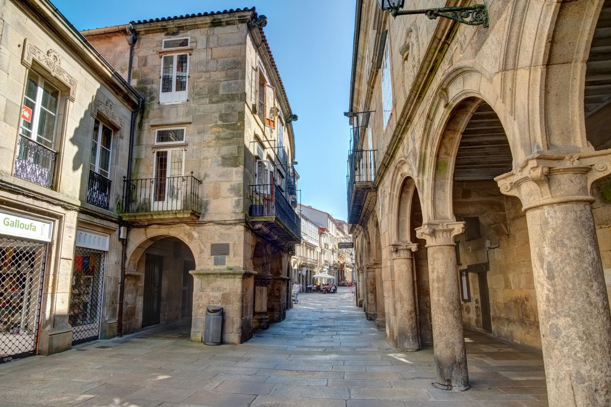 Típicas galerias da Rúa do Vilas, em Santiago de Compostela