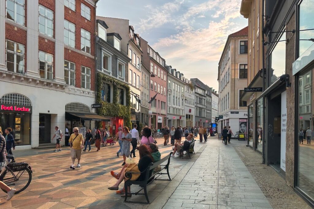 Rua Strøget em Indre By, o centro histórico de Copenhague