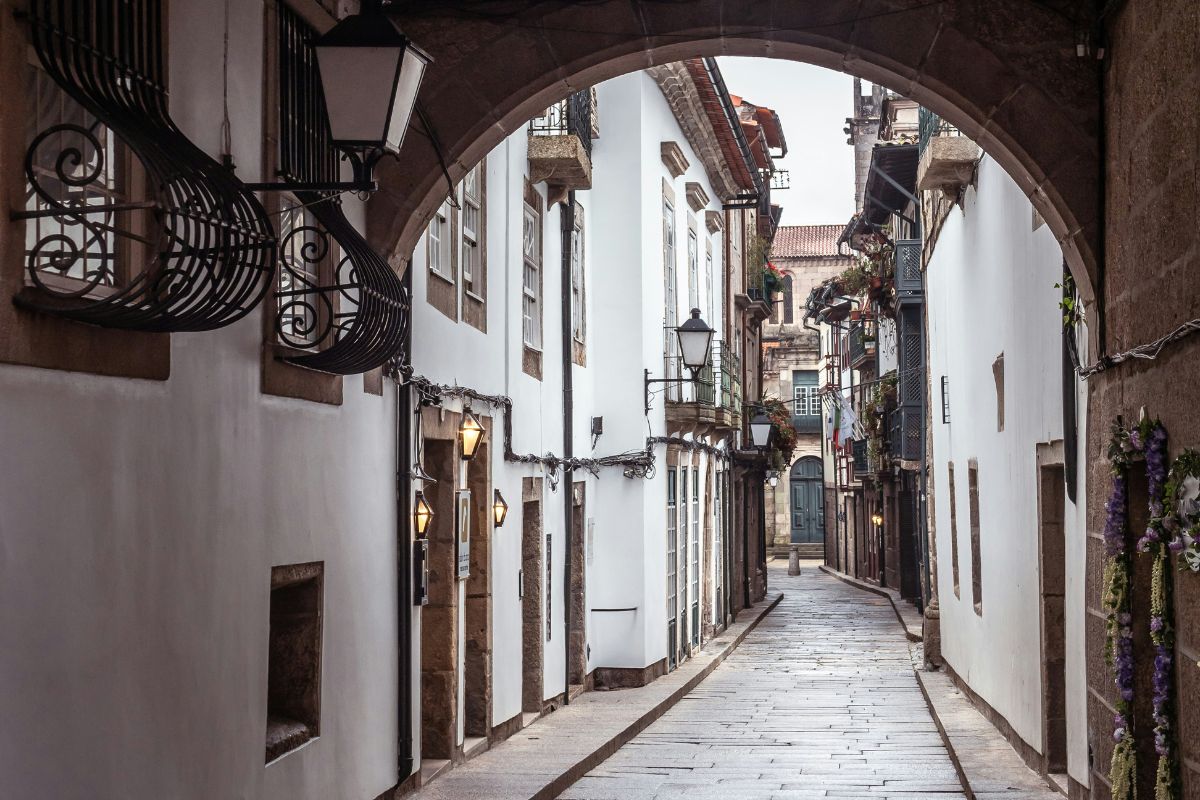 Pequena rua do centro da cidade de Guimarães, Portugal