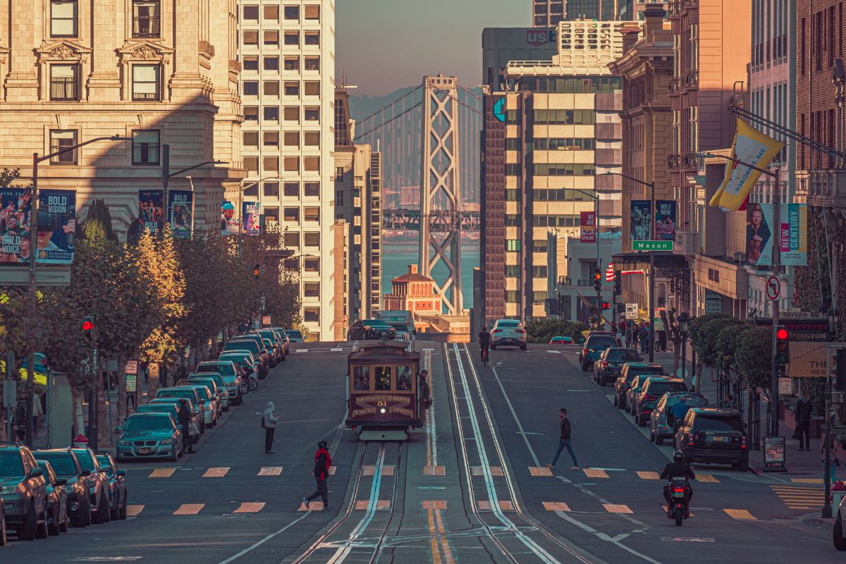 Rua íngreme de San Francisco com um bonde histórico