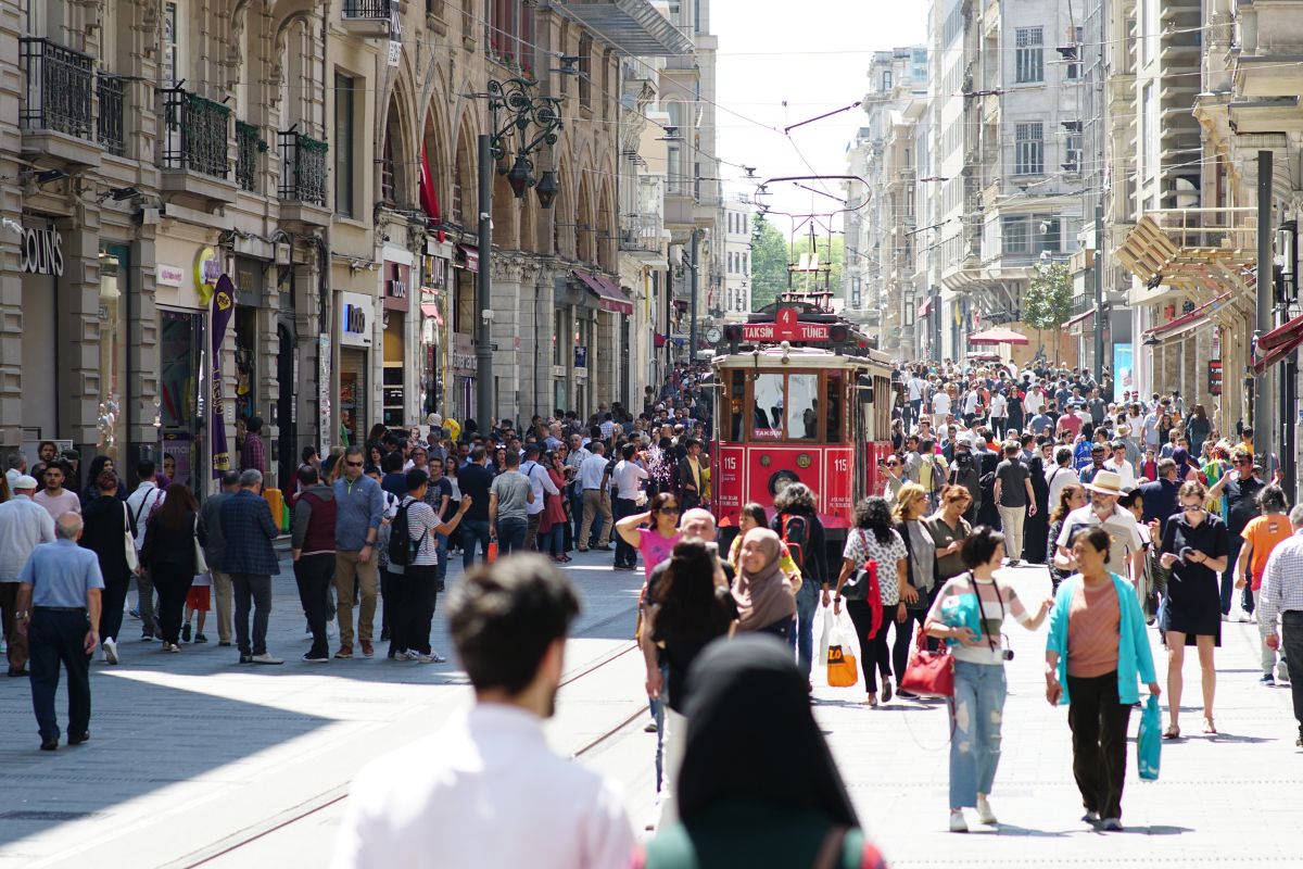 Grande movimento de pessoas na Rua Taksim, em Istambul na Turquia