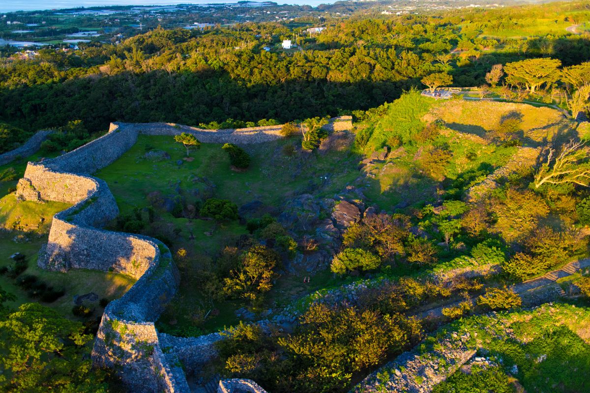 Ruínas do Castelo Nakijin vistas de cima