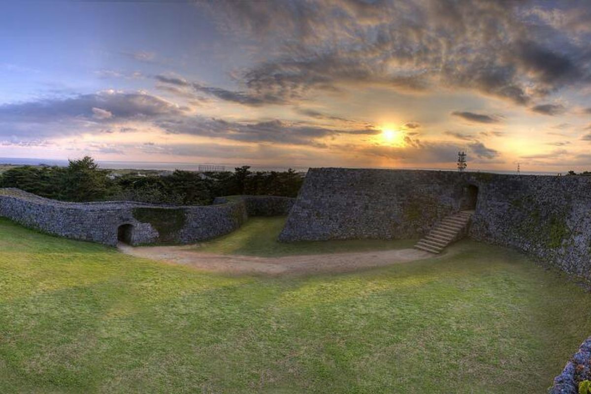 Muralhas do Castelo Zakimi, em Okinawa, ao pôr do sol