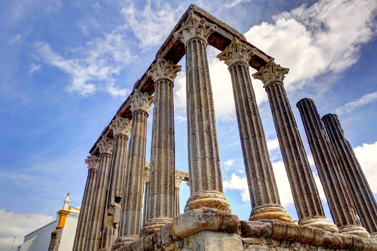 Colunas romanas de antigo templo em Évora, Alentejo