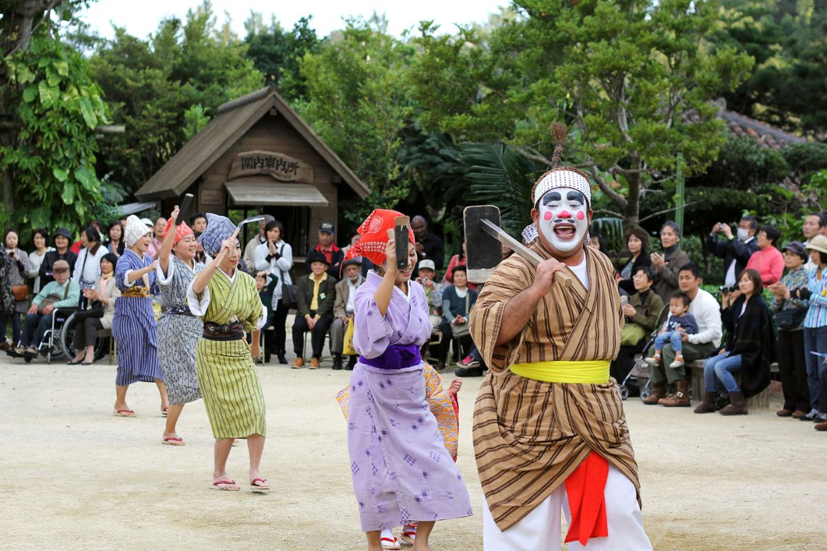 Apresentação cultural no parque Ryukyu Mura de Okinawa