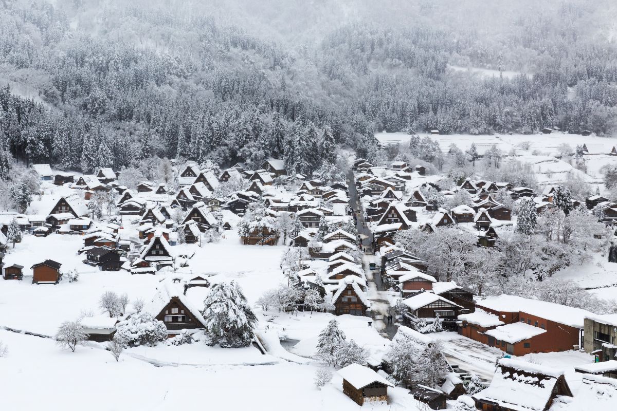 Panorama do vilarejo de Shirakawa-go repleto de neve