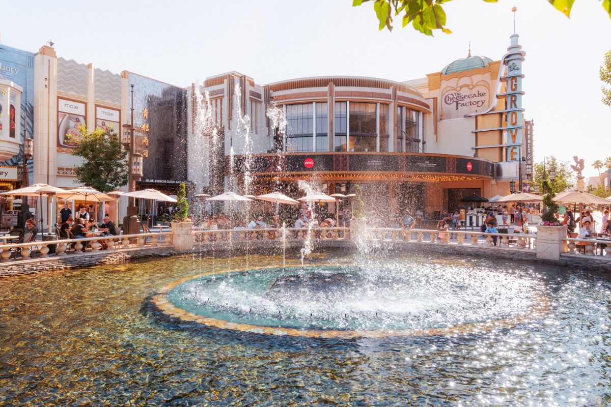 Área externa do Shopping The Grove, em Los Angeles