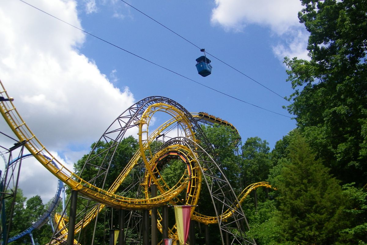 Teleférico Skyride com montanha-russa ao fundo