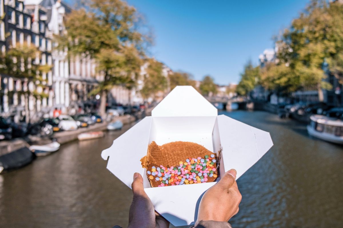 Mulher segurando um stroopwafel