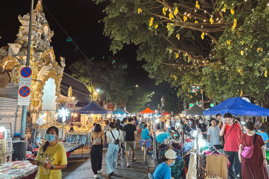 Sunday Night Market na Cidade Antiga (quadrado) de Chiang Mai