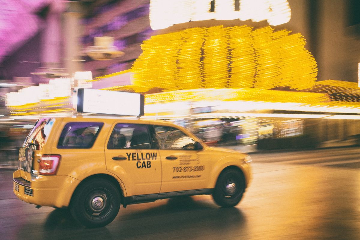 Táxi amarelo à noite em Las Vegas