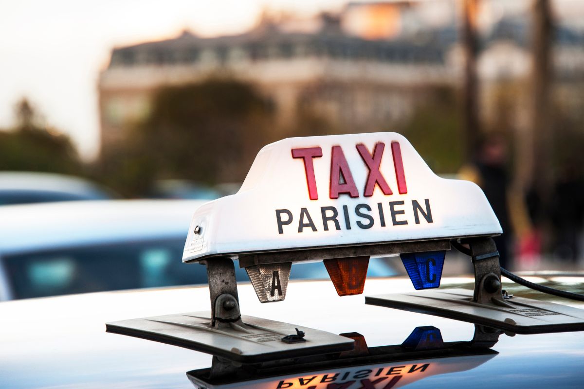 Sinalização dos táxis de Paris em cima de carro