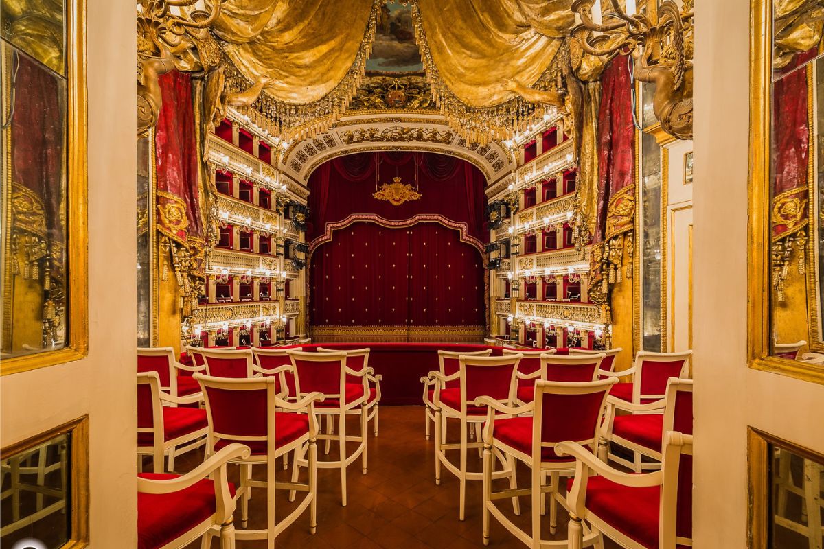 Interior luxuoso do Teatro San Carlo