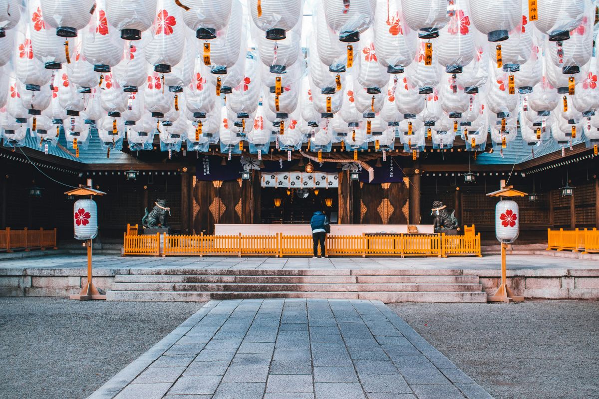 Templo japonês decorado com lanternas típicas