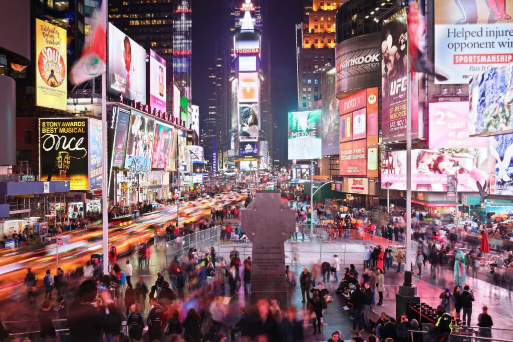 Times Square iluminada durante à noite